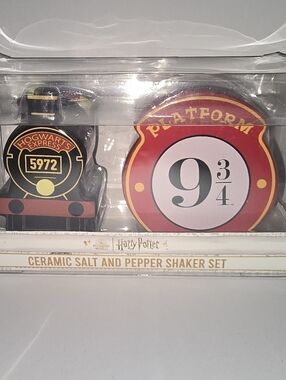 Harry Potter Platform 9 3/4 Salt & Pepper Set Hogwarts Express Ceramic New